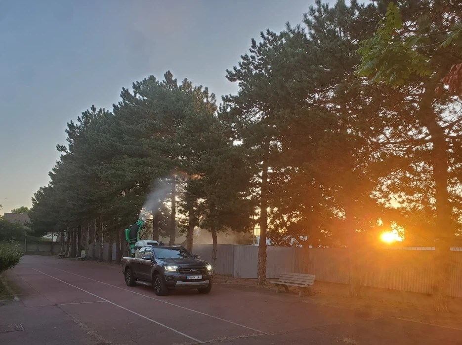 Scène extérieure au coucher de soleil montrant un véhicule utilitaire Ford Ranger noir stationné sur une route résidentielle